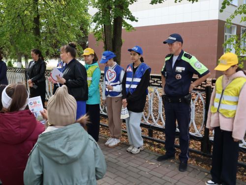 «Куркынычсыз атна» акциясендә яшь юл хәрәкәте инспекторлары урамда буклетлар таратты