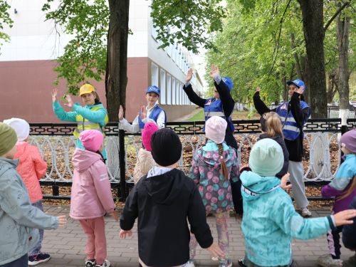 «Куркынычсыз атна» акциясендә яшь юл хәрәкәте инспекторлары урамда буклетлар таратты