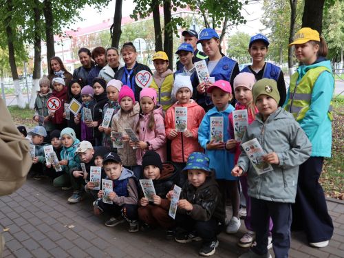 «Куркынычсыз атна» акциясендә яшь юл хәрәкәте инспекторлары урамда буклетлар таратты