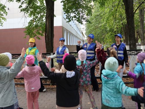 «Куркынычсыз атна» акциясендә яшь юл хәрәкәте инспекторлары урамда буклетлар таратты