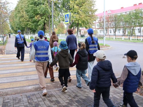 «Куркынычсыз атна» акциясендә яшь юл хәрәкәте инспекторлары урамда буклетлар таратты