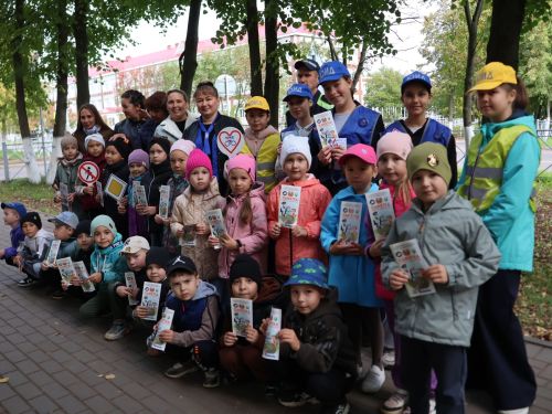 «Куркынычсыз атна» акциясендә яшь юл хәрәкәте инспекторлары урамда буклетлар таратты