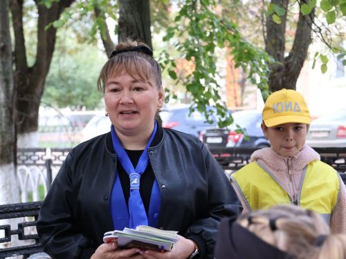«Куркынычсыз атна» акциясендә яшь юл хәрәкәте инспекторлары урамда буклетлар таратты