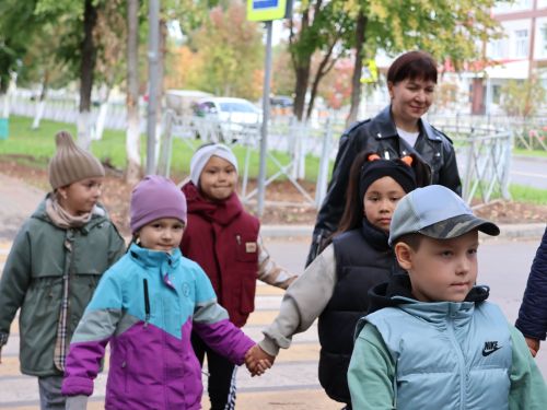 «Куркынычсыз атна» акциясендә яшь юл хәрәкәте инспекторлары урамда буклетлар таратты