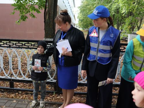 «Куркынычсыз атна» акциясендә яшь юл хәрәкәте инспекторлары урамда буклетлар таратты