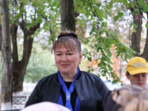 «Куркынычсыз атна» акциясендә яшь юл хәрәкәте инспекторлары урамда буклетлар таратты