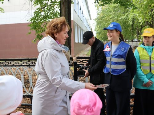 «Куркынычсыз атна» акциясендә яшь юл хәрәкәте инспекторлары урамда буклетлар таратты