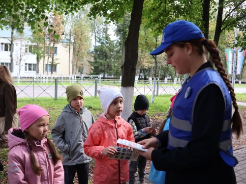 «Куркынычсыз атна» акциясендә яшь юл хәрәкәте инспекторлары урамда буклетлар таратты