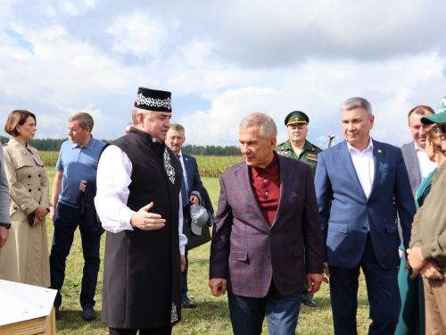 Рөстәм Миңнеханов Актанышның авыл хуҗалыгы тармагы, һөнәрчелек һәм эшмәкәрләр эшчәнлеге белән танышты