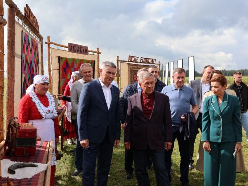 Рөстәм Миңнеханов Актанышның авыл хуҗалыгы тармагы, һөнәрчелек һәм эшмәкәрләр эшчәнлеге белән танышты