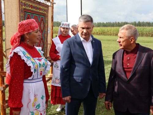 Рөстәм Миңнеханов Актанышның авыл хуҗалыгы тармагы, һөнәрчелек һәм эшмәкәрләр эшчәнлеге белән танышты