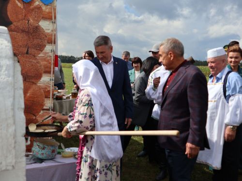 Рөстәм Миңнеханов Актанышның авыл хуҗалыгы тармагы, һөнәрчелек һәм эшмәкәрләр эшчәнлеге белән танышты
