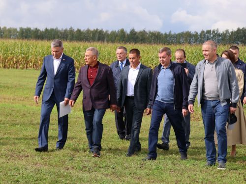 Рөстәм Миңнеханов Актанышның авыл хуҗалыгы тармагы, һөнәрчелек һәм эшмәкәрләр эшчәнлеге белән танышты