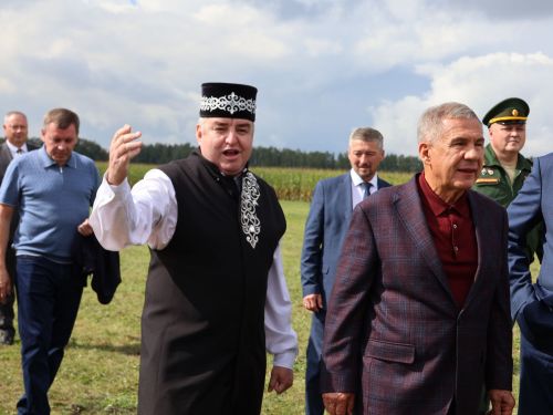 Рөстәм Миңнеханов Актанышның авыл хуҗалыгы тармагы, һөнәрчелек һәм эшмәкәрләр эшчәнлеге белән танышты