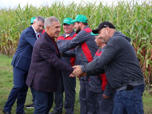 Рөстәм Миңнеханов Актанышның авыл хуҗалыгы тармагы, һөнәрчелек һәм эшмәкәрләр эшчәнлеге белән танышты