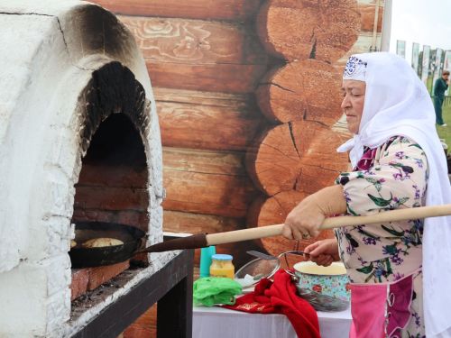 Рөстәм Миңнеханов Актанышның авыл хуҗалыгы тармагы, һөнәрчелек һәм эшмәкәрләр эшчәнлеге белән танышты