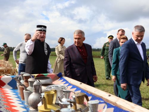 Рөстәм Миңнеханов Актанышның авыл хуҗалыгы тармагы, һөнәрчелек һәм эшмәкәрләр эшчәнлеге белән танышты