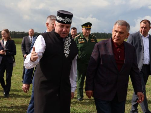 Рөстәм Миңнеханов Актанышның авыл хуҗалыгы тармагы, һөнәрчелек һәм эшмәкәрләр эшчәнлеге белән танышты