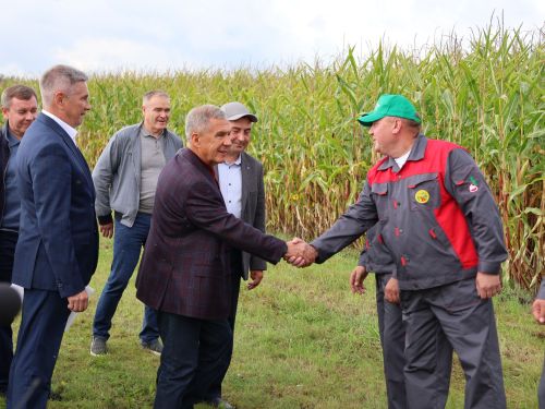 Рөстәм Миңнеханов Актанышның авыл хуҗалыгы тармагы, һөнәрчелек һәм эшмәкәрләр эшчәнлеге белән танышты