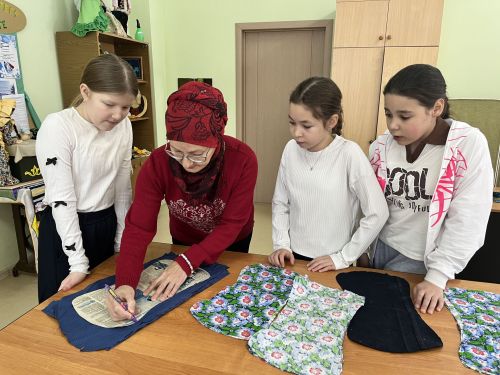 Балалар иҗат үзәгенә йөрүче укучылар махсус хәрби операциядәге сугышчыларга сихәтләндерүче мендәрләр тегә