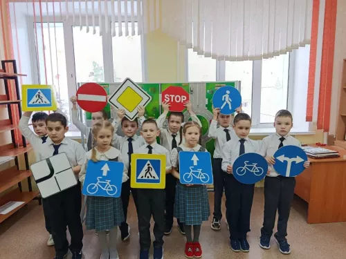 Сәләтле балалар өчен гуманитар гимназия-интернатның  башлангыч класс укучылары автокласста шөгыльләнә