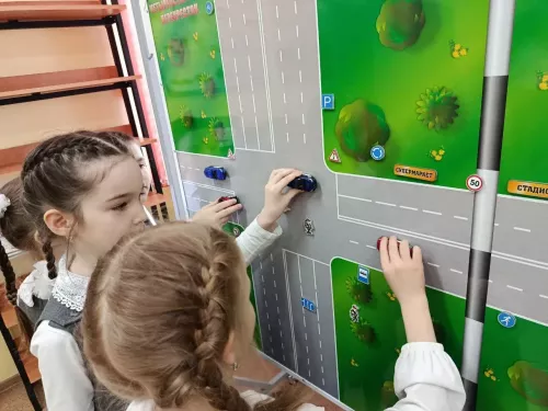 Сәләтле балалар өчен гуманитар гимназия-интернатның  башлангыч класс укучылары автокласста шөгыльләнә