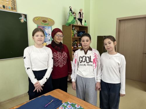 Балалар иҗат үзәгенә йөрүче укучылар махсус хәрби операциядәге сугышчыларга сихәтләндерүче мендәрләр тегә