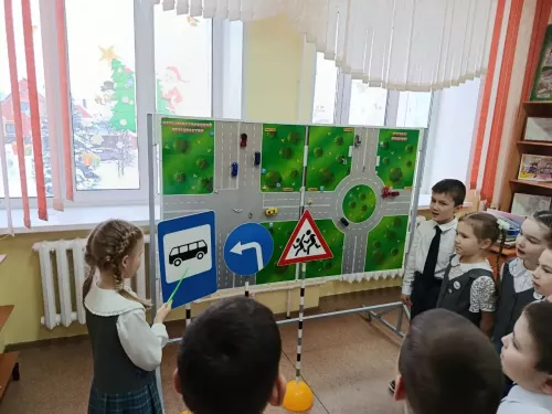 Сәләтле балалар өчен гуманитар гимназия-интернатның  башлангыч класс укучылары автокласста шөгыльләнә