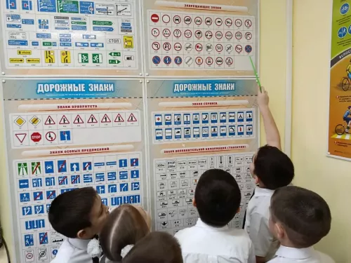 Сәләтле балалар өчен гуманитар гимназия-интернатның  башлангыч класс укучылары автокласста шөгыльләнә