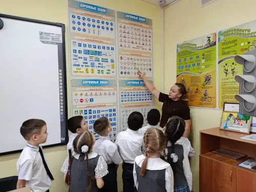 Сәләтле балалар өчен гуманитар гимназия-интернатның  башлангыч класс укучылары автокласста шөгыльләнә
