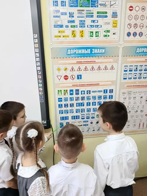 Сәләтле балалар өчен гуманитар гимназия-интернатның  башлангыч класс укучылары автокласста шөгыльләнә