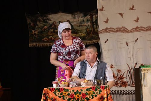Такталачык театры спектакль куюдан кергән акчаны махсус хәрби операциядәге солдатларга ярдәм фондына тапшырды
