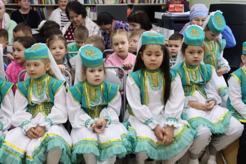 Уразай авылында яшәүче шагыйрә Рәмзия Әхмәтованың «Җанда калган эзләр» китабы тәкъдим ителде
