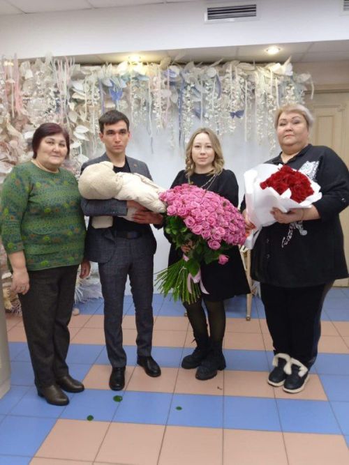 «Без бергә» фонды волонтёрлары махсус хәрби операциядә катнашучы якташыбызны кызы тууы белән котладылар