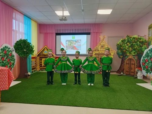 Яңа Әлем балалар бакчасы нәниләре авылдашлары,  Әлмәт театры актрисасы Дилбәр Әбүнәгыймова белән очрашты