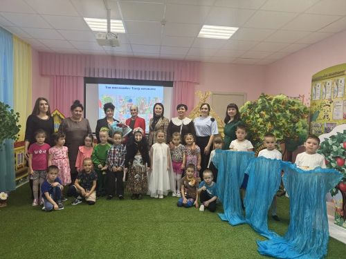 Яңа Әлем балалар бакчасы нәниләре авылдашлары,  Әлмәт театры актрисасы Дилбәр Әбүнәгыймова белән очрашты