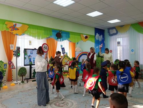 «Җәяүлеләр мәктәбе»ндә кунаклар: Алтынчәч балалары үз белемнәрен күрсәтте