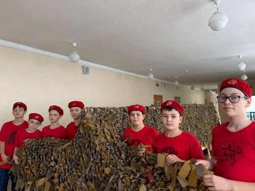 Пучы мәктәбе укучылары хәрбиләребез өчен маскировка челтәрләре үрә