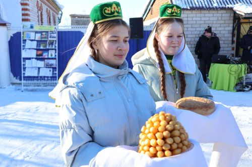 Роберт Сәлахиев исеме күңелләрдә мәңге калачак: Татар Суыксуы авылында мемориаль такта ачылды