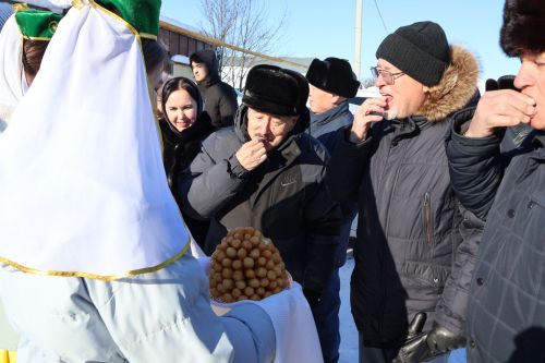 Роберт Сәлахиев исеме күңелләрдә мәңге калачак: Татар Суыксуы авылында мемориаль такта ачылды