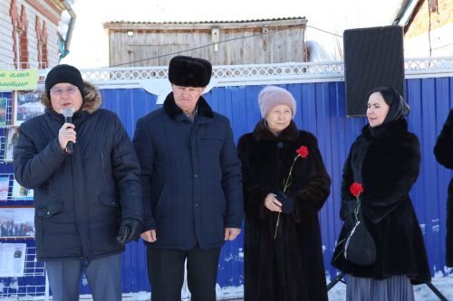 Роберт Сәлахиев исеме күңелләрдә мәңге калачак: Татар Суыксуы авылында мемориаль такта ачылды