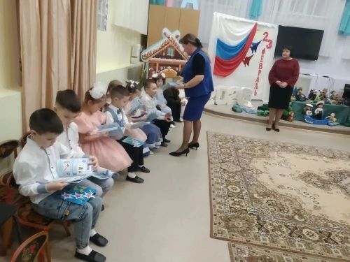 «Әти белән — хәвефсез!»: «Каенкай» балалар бакчасында Ватанны саклаучылар көнен файдалы уздырдылар
