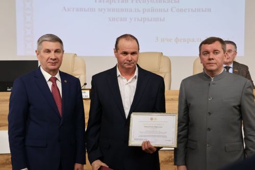 Актанышта хезмәт алдынгылары бүләкләнде