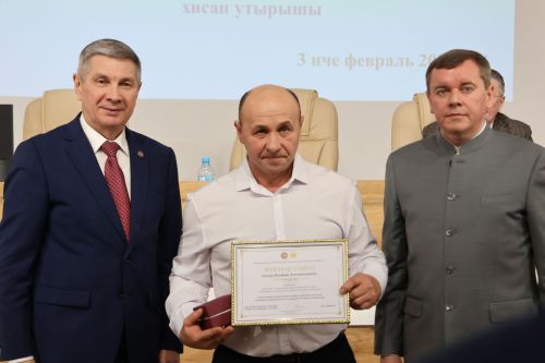 Актанышта хезмәт алдынгылары бүләкләнде