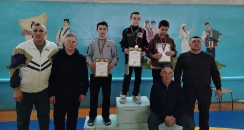 «Нур Баян» исемендәге көрәш командасы зур җиңүләр белән кайтты