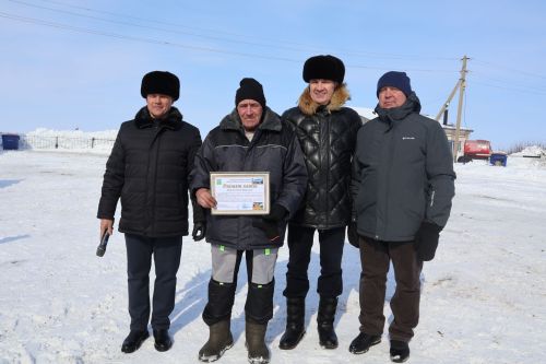 «Чишмә» агрофирмасының машина-трактор паркы мөдире Ильяс Шәйгәрдановка рәхмәт хаты тапшырдылар