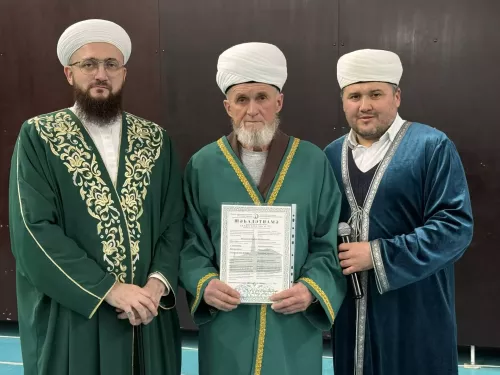 Мөфти Камил хәзрәт Сәмигуллин эшлекле сәфәр барышында  Актаныш районы имамнарына шәһадәтнамәләр тапшырды