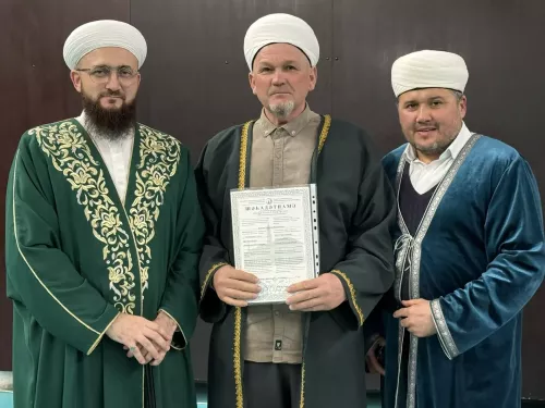 Мөфти Камил хәзрәт Сәмигуллин эшлекле сәфәр барышында  Актаныш районы имамнарына шәһадәтнамәләр тапшырды