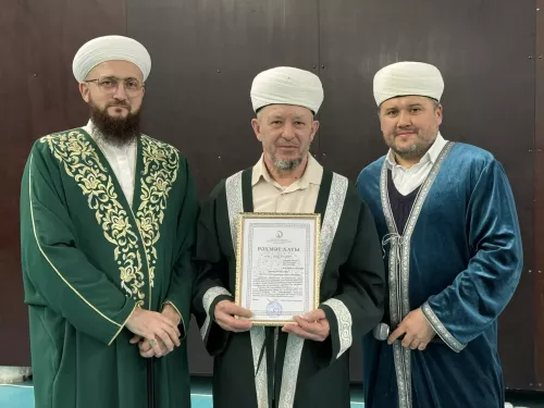 Мөфти Камил хәзрәт Сәмигуллин эшлекле сәфәр барышында  Актаныш районы имамнарына шәһадәтнамәләр тапшырды