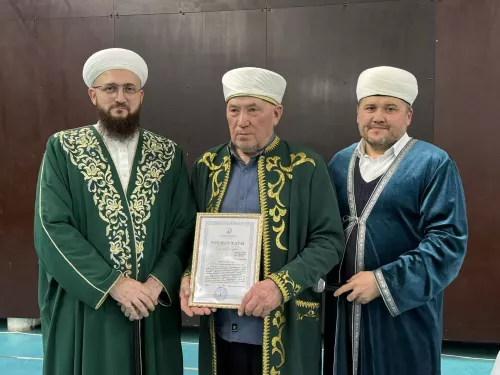 Мөфти Камил хәзрәт Сәмигуллин эшлекле сәфәр барышында  Актаныш районы имамнарына шәһадәтнамәләр тапшырды